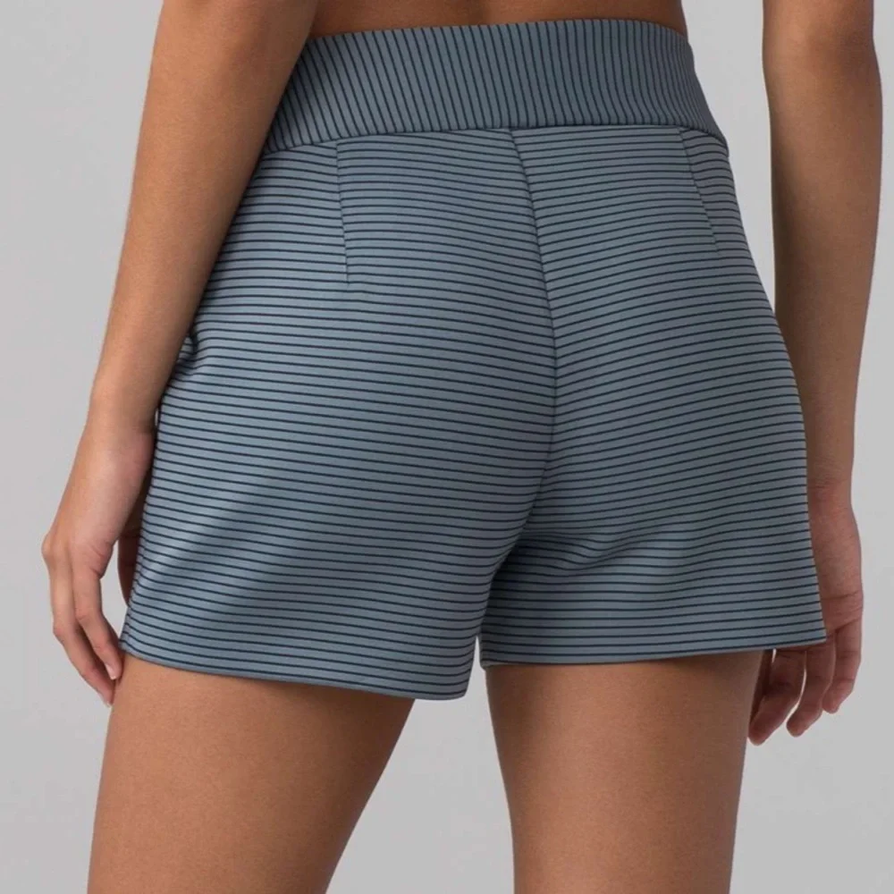 Lululemon‎ Shaped Short Stripe 3” in Sterling Athleisure Workout Yoga Womens 6